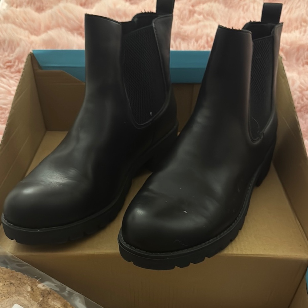 Vepose Black Ankle Booties with Block Heel